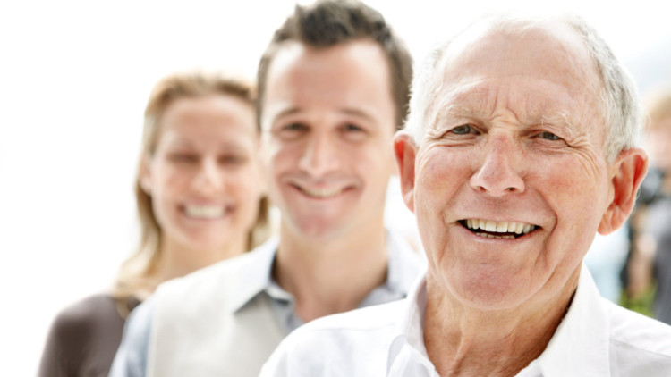 Generationen jung alt Erbe Firmenübergabe Familie Harmonie