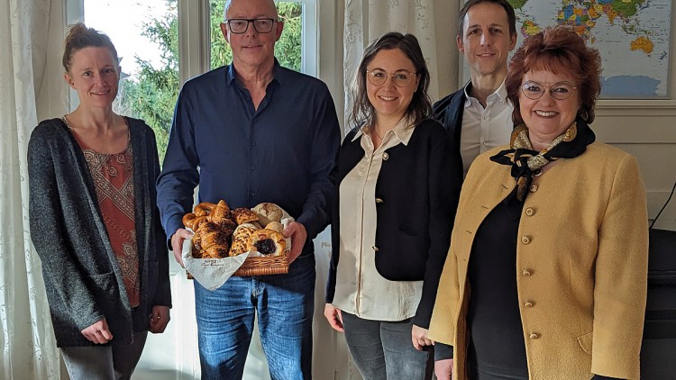 Julia Furtwängler (ganz links), Einrichtungsleiterin Wohngruppen, und Helmut Roemer, Fachbereichsleiter Kinder- und Jugendhilfe der Waisenhausstiftung (Zweiter von links) freuen sich über die Spende von ARYZTA Food Solutions GmbH, die von Mandy Maier (Dri