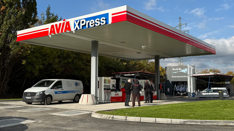 Die AVIA Xpress wurde auf dem Restgrundstück einer Waschstraße in einem Industrie- und Gewerbegebiet in Reutlingen errichtet