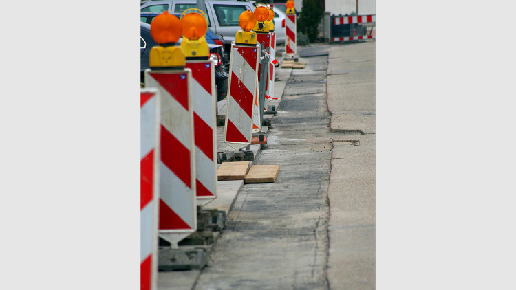 Grundsätzlich dient eine Baumaßnahme der Allgemeinheit, deshalb muss der Gewerbetreibende da durch.