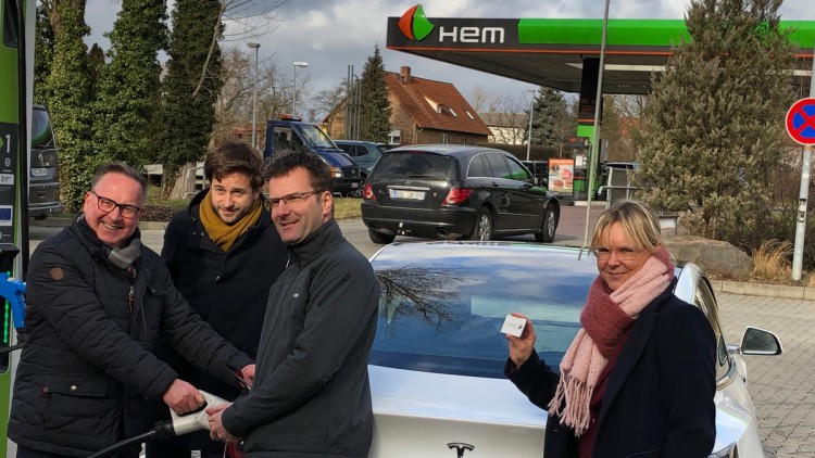 Ultraschnellladesäule an HEM-Tankstelle