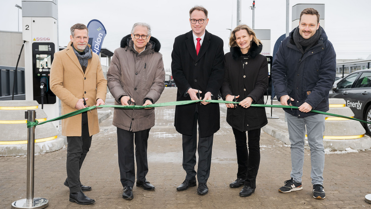 (v.l.n.r.) Stefan Rehm (Geschäftsführer Hypion), Philipp Kroepels (Director New Energy MB Energy), Jan Lindenau (Bürgermeister Lübeck), Annet van der Laan (CFO MB Energy), Till Homrighausen (Hylane)