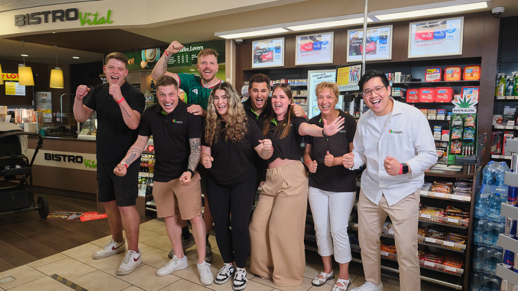 Finch an der HEM Tankstelle Berlin-Hellersdorf