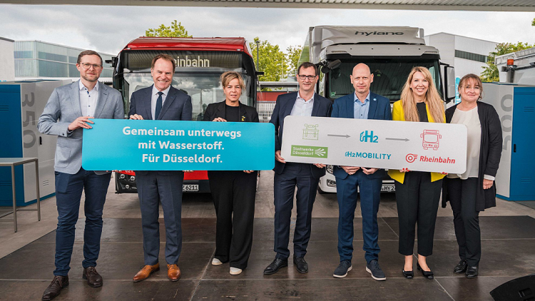 V. l. n. r.: Martin Jüngel (Geschäftsführer und CFO bei H2 Mobility), Stephan Keller (Oberbürgermeister der Stadt Düsseldorf), Mona Neubaur (Ministerin für Wirtschaft, Industrie, Klimaschutz und Energie des Landes Nordrhein-Westfalen und stellvertretende 