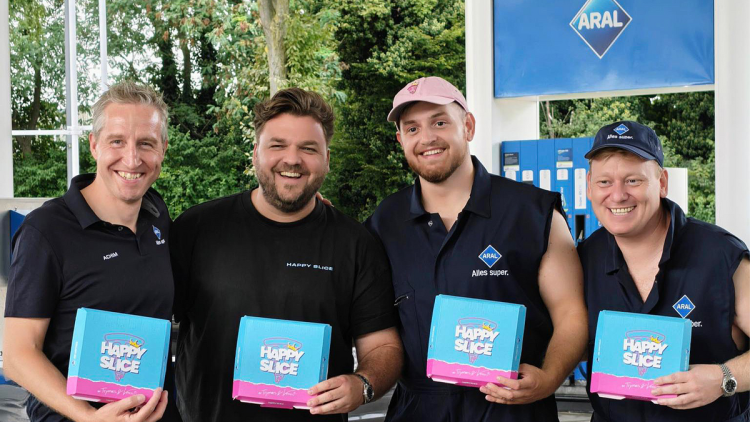 (v.l.n.r.) Aral Vorstandsvorsitzender Achim Bothe, Lanch-Mitgründer Kevin Kock, Trymacs und Knossi gaben in Köln offiziell den Startschuss für Happy Slice bei Aral. 