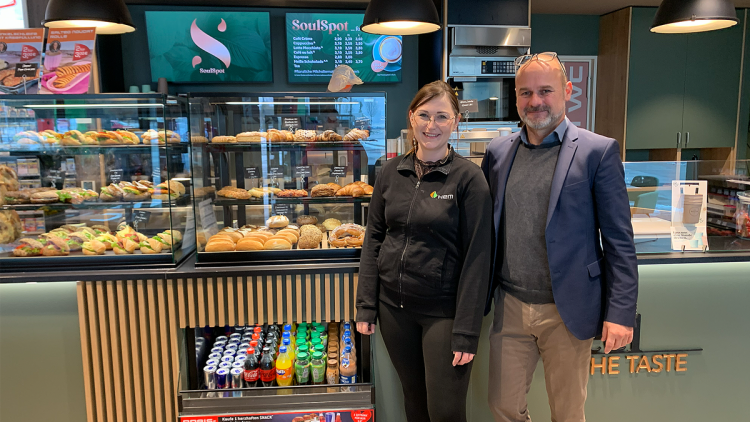 Tankstellenpächterin Jacqueline Bachleitner und Markus Siegmund, Bezirksleiter bei HEM.