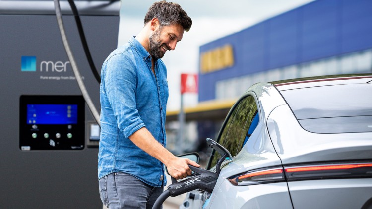 Elektroauto lädt an Ladesäule beim Ikea