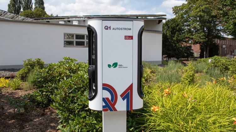 Die Ladesäule von Q1 Autostrom vor dem Hotel Weitblick