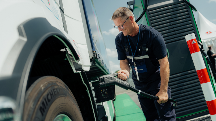 Lkw-Fahrer Andreas Bendier lädt den E-Lkw auf. Je nach Akkustand dauert ein Ladevorgang in der Regel bis zu einer Stunde.