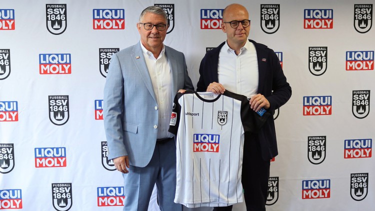 Liqui Moly-Marketingleiter Peter Baumann (links) und Markus Thiele, Geschäftsführer des SSV Ulm 1846 Fußball, bei der Präsentation des neuen Trikots 