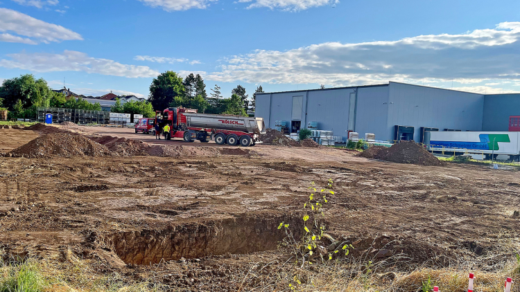 Baubeginn in der Gewerbestraße: Dr. Stöcker investiert in eine moderne Logistikhalle mit 3.500 Palettenstellplätzen.