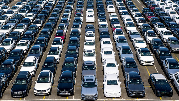 Autos stehen auf dem Gelände vom BLG Autoterminal Bremerhaven.


