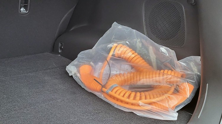 Bei vielen Plug-in-Hybriden liegt das Ladekabel noch verpackt im Kofferraum