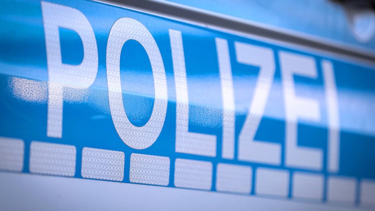 Der Schriftzug Polizei prangt an einem Fahrzeug