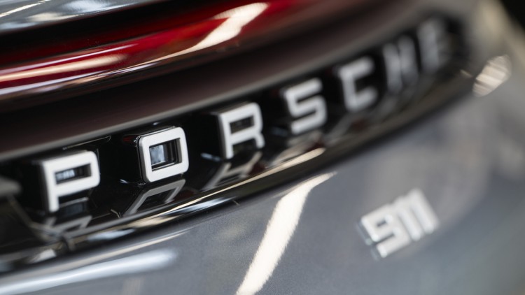  Blick auf das Heck eines Porsche 911 Sportwagen in einem Lichttunnel in der Produktion der Porsche AG im Stammwerk in Zuffenhausen. 