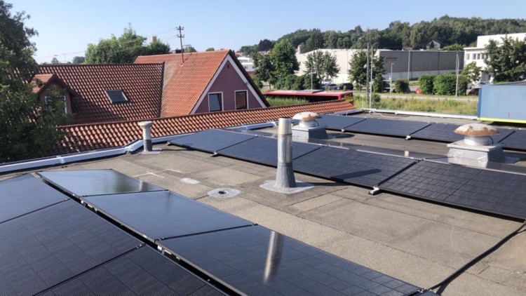 PV-Anlage auf der PIN Tankstelle in Krumbach