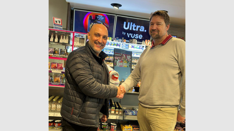 Seyed Ali Moshref (l.), Geschäftsführer von SAM Solutions) und Christian Karls (Bereichsleiter Shop/Convenience bei Kuttenkeuler)