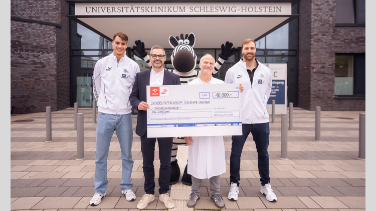 Scheckübergabe ans das UKSH (v.l.): Julian Köster, Dennis Kulbach, Gunnar Cario, Andreas Wolff
