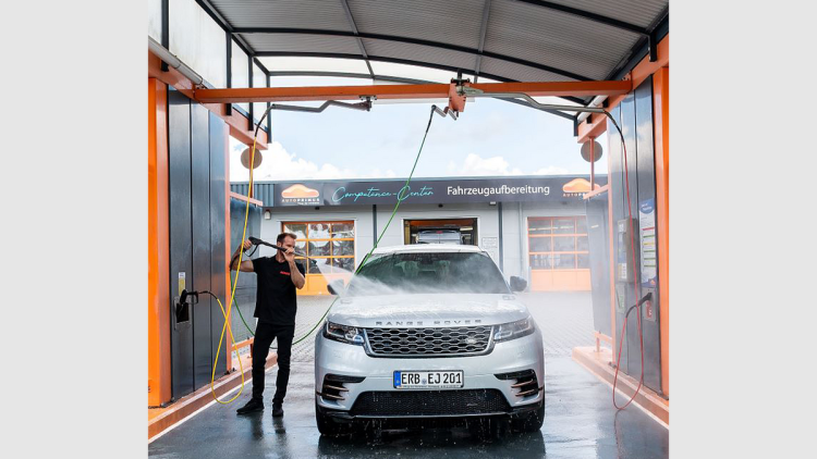 Über insgesamt sechs SB-Waschplätze verfügt Auto Primus in Darmstadt. Dabei ist ein Platz speziell für Besitzer von Bonuskarten reserviert.