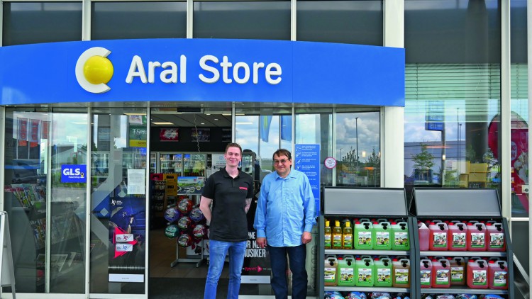 Tankstellenpächter Sven Seibt (r.) mit seinem Sonax-Ansprechpartner Stephan Stillinger.