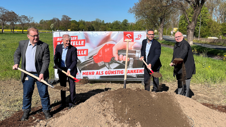 (v.l.n.r.): Gerd Baresch (Geschäftsführer Technik Salzgitter Flachstahl), Frank Klingebiel (Oberbürgermeister der Stadt Salzgitter), Dennis Kulbach (Chief Operating Officer Orlen Deutschland), Christian Heinrich (Prokurist Salzgitter und Geschäftsführer G