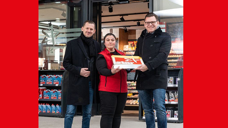 Orlen Geschäftsführer Dariusz Pawlik (COO), Pächterin Sevda Tas und Orlen Geschäftsführer Jarosław Marczak (CEO) bei der offiziellen Neueröffnung.