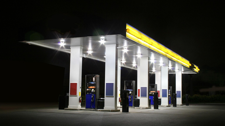 Tankstelle bei Nacht
