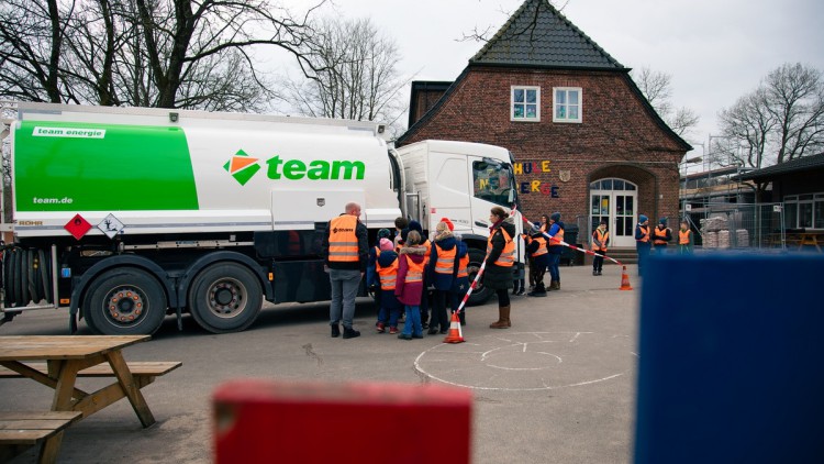 Besuch des team-Fahrers Jan Lenz mit seinem Tankwagen Lotte auf dem Pausenhof der Grundschule Hüttener Berge in Ascheffel.