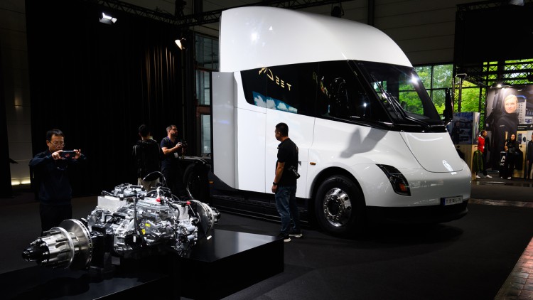 Ein Elektro-LKW Tesla Semi steht am Stand von Tesla bei der IAA Transportation in der Messe Hannover.