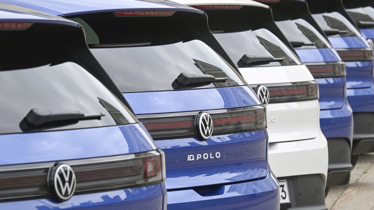 Volkswagen ID. Polo-Elektroautos auf dem Senatsplatz. Am Mittwoch wurden die ersten elektrischen Volkswagen ID. Polo an finnische Kunden ausgeliefert.