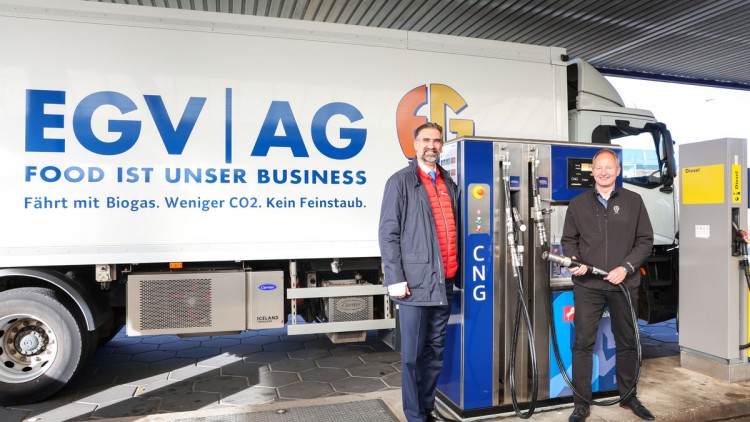 Thomas Perkmann (l.), Vorstandsvorsitzender der Westfalen-Gruppe, und Sven
Schaffer, Vorstand Logistik EGV, bei der Eröffnung der Bio-CNG-Station in Herford
Mitte Oktober.