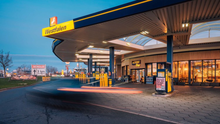 Über 30 der rund 260 Westfalen-Tankstellen wurden bereits zu Mobility Hubs umgebaut - so wie hier die Station am Spenrather Weg in Köln