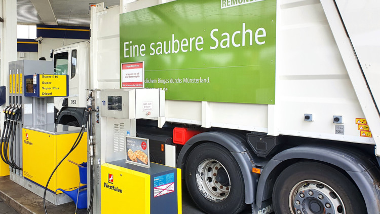 Ein Fahrzeug von Remondis tankt an einer Tankstelle von Westfalen