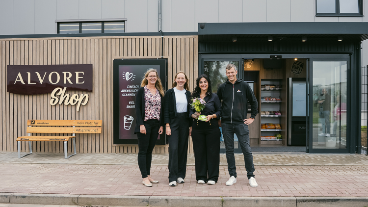 (v.l.n.r.) Christin Liesenjohann (Head of Convenience Retail & Services), Kim Schürmann (Manager Strategic Projects), Atefeh Raabe (Tankstellenpartnerin) und Philipp Schaum (Tankstellenvertriebsberater).
