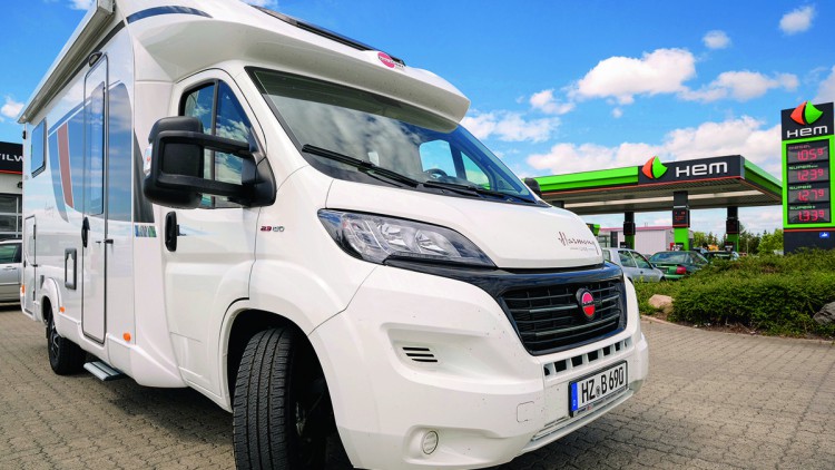 Ein Wohnmobil vor einer HEM Tankstelle