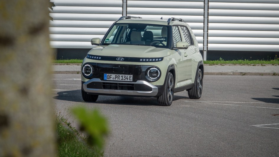 Hyundai Inster schräg von vorn vor Stahlwand fotografiert