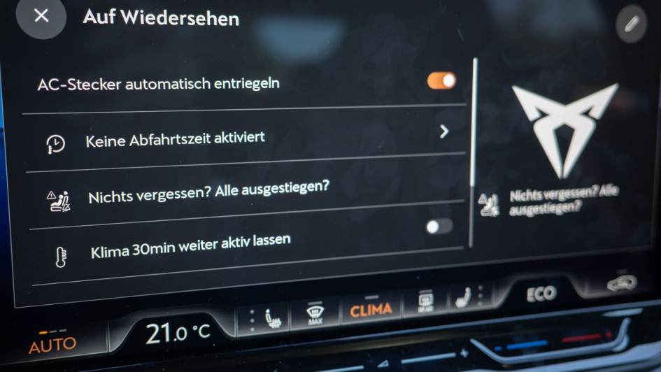 Anzeige im Infotainmentsystem des Cupra Raval mit Details zu den Optionen beim Laden