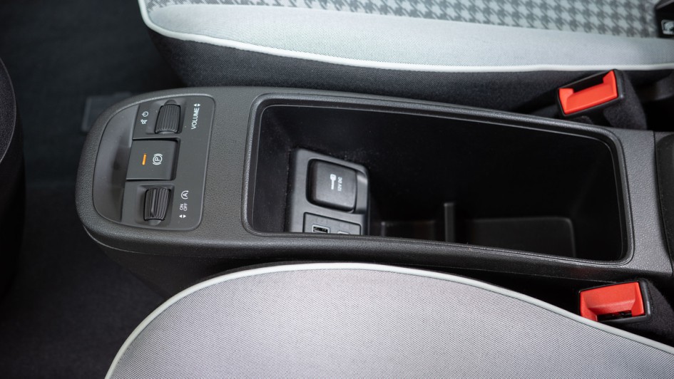 Foto der Mittelkonsole im Fiat 500 Hybrid mit Walze zum Verändern der Infotainmentlautstärke