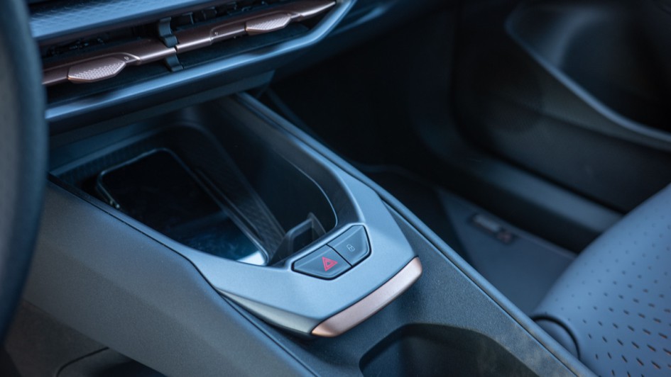 Mittelkonsole mit Handyablage zum Induktivladen des Smartphones