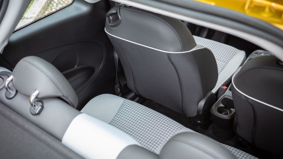Foto der engen Rücksitze im Fiat 500 Hybrid