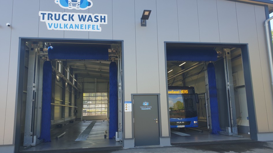 Auch Busse von Reisedienst Hens werden hier gewaschen.