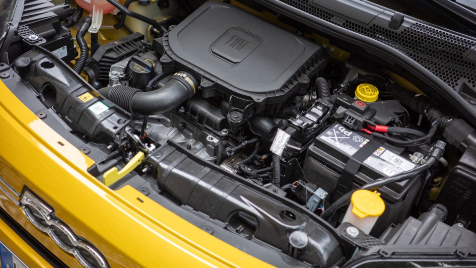 Foto des Motorraums des Fiat 500 Hybrid 