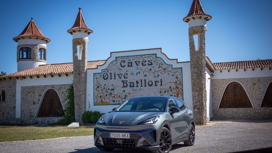 Foto stehend von vorn des Cupra Raval VZ vor einem Restaurant mit Türmchen