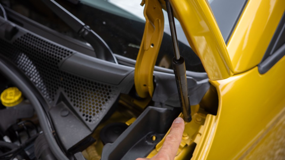 Foto der Gasdruckdämpfer fürs Anheben der Motorhaube des Fiat 500 Hybrid