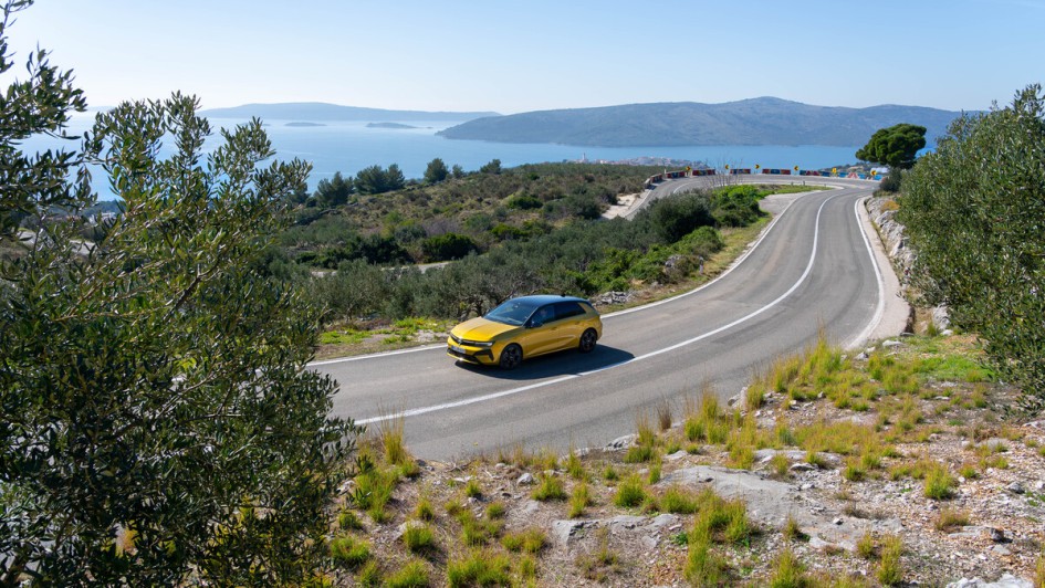 Opel Astra fahrend von weiter Ferne von vorn in Kroatien aufgenommen.