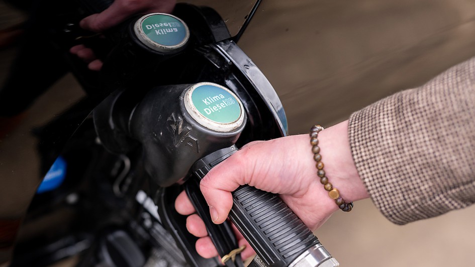 Verkaufsstart von Klima Diesel 25 an der Tankstelle von Ludger Brämswig in Lohne