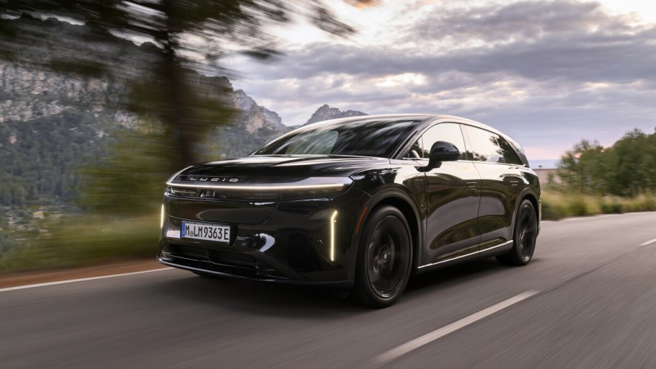 Dank 900-Volt-Architektur und Ladeleistungen von bis zu 400 kW soll der Energiespeicher des Lucid Gravity  in wenigen Minuten wieder voll sein.