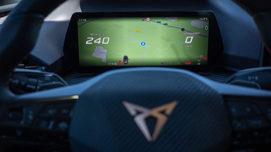 Foto vom Kombiinstrument des Cupra Raval mit eingeblendeter Navigationskarte
