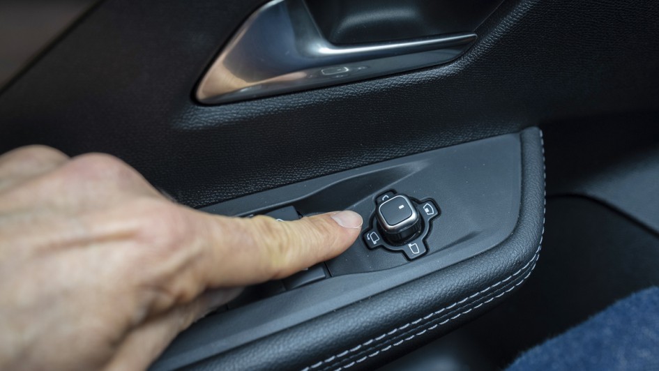 Spiegel- und Head-up-Display-Einstellung im Opel Astra