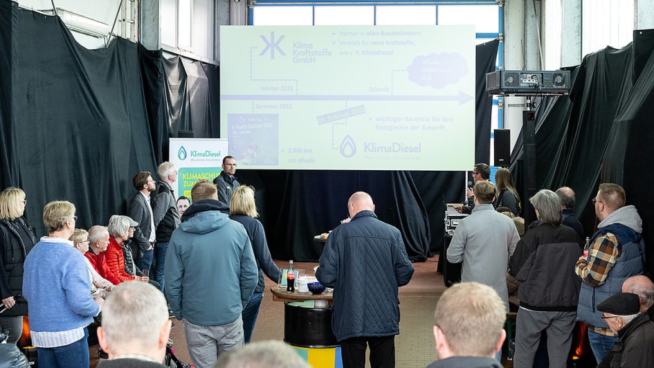 Verkaufsstart von Klima Diesel 25 an der Tankstelle von Ludger Brämswig in Lohne